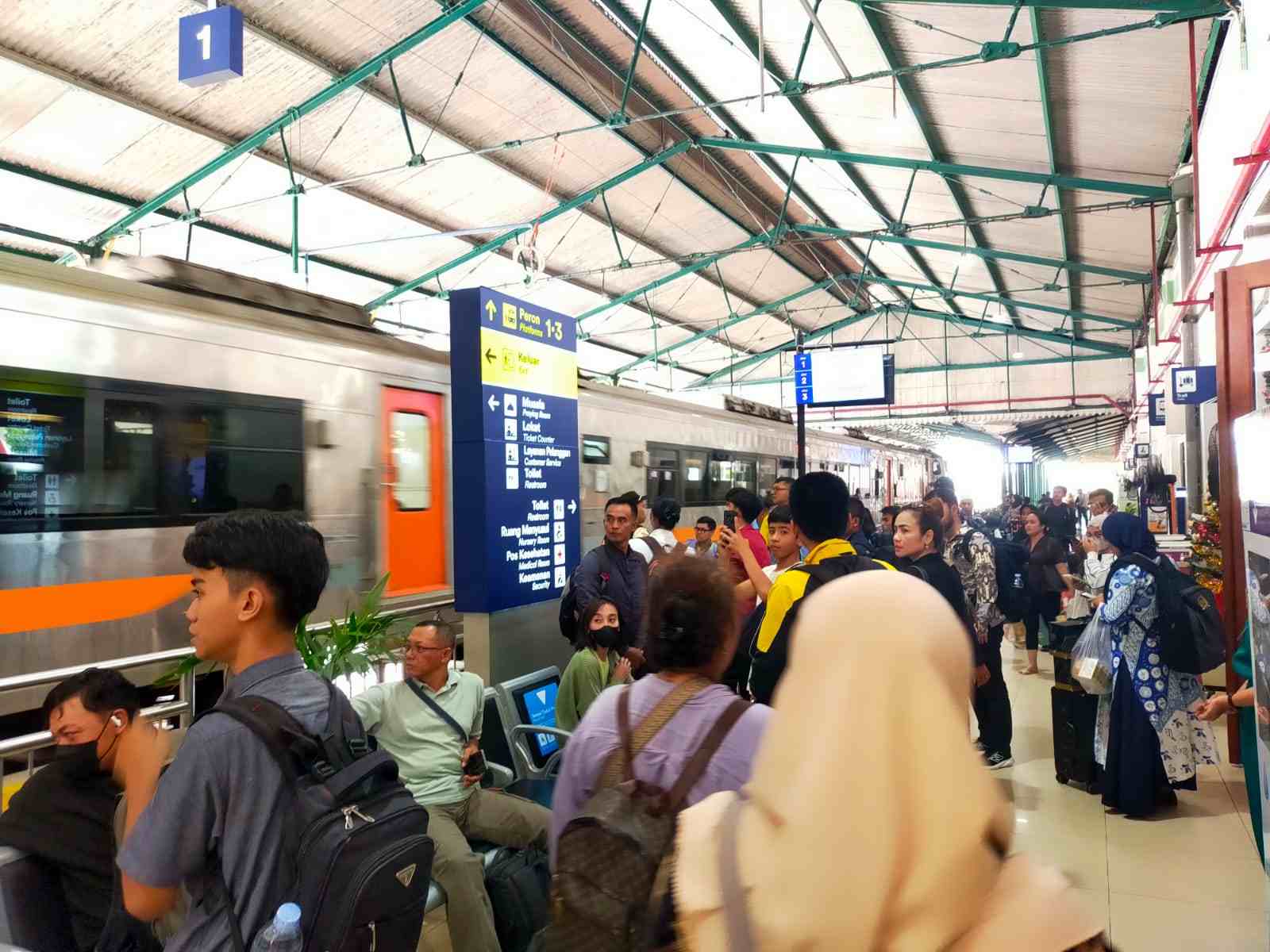 Suasana stasiun kereta api Kediri. Foto: bangsaonline