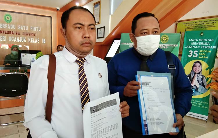 Kuasa Hukum Prayogo Laksono didampingi timnya menunjukkan bukti pelaporan gugatan perdata di PN Nganjuk, Senin (8/9) kemarin.