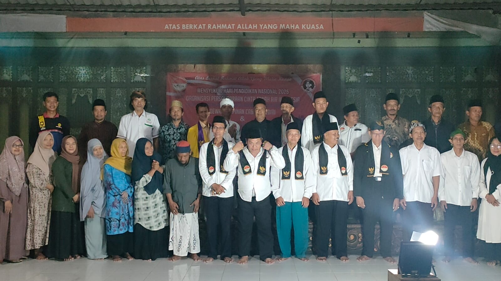 Para relawan pendidikan  saat menggelar musyawarah besar membahas pentingnya pendidikan kebangsaan. (Ist). 