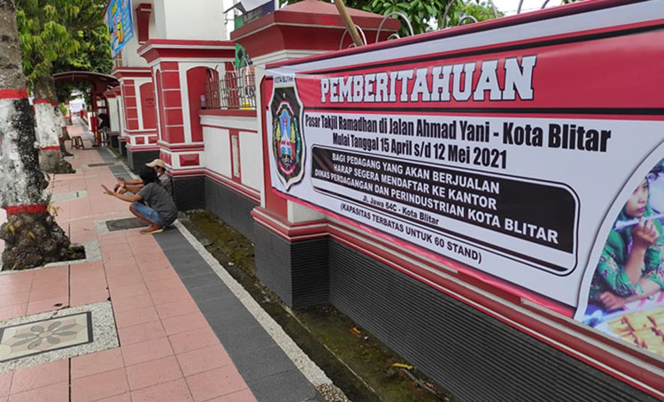 Pemkot Blitar memasang spanduk di lokasi pasar takjil. (foto:ist)