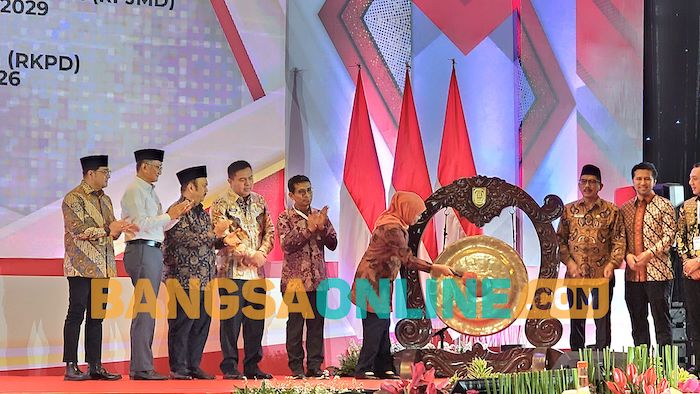 Gubernur Jatim Khofifah Indar Parawansa didampingi Wakil Gubernur Emil Dardak saat membuka acara. Foto: Devi Fitri Afriyanti/BANGSAONLINE