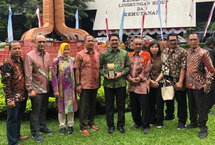 Plt Wali Kota Pasuruan Raharto Teno Prasetyo foto bersama jajaran OPD usai menerima Piala Adipura. foto: ARDIANZAH/ BANGSAONLINE