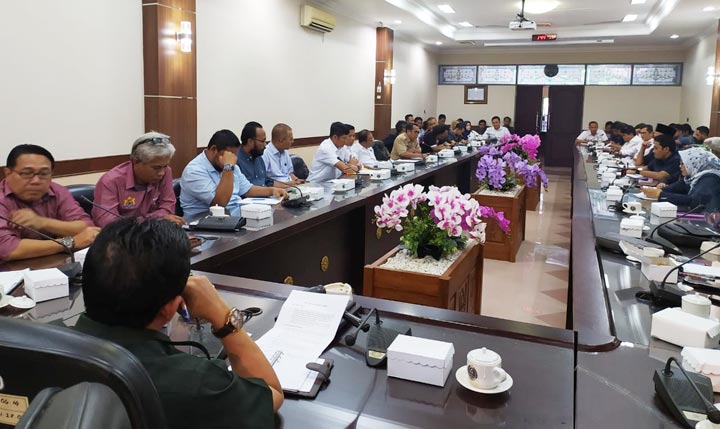 Rapat dengar pendapat (RDP) gabungan Komisi A dan C DPRD Jember dengan konsultan perencana proyek pembangunan Kecamatan Jenggawah.