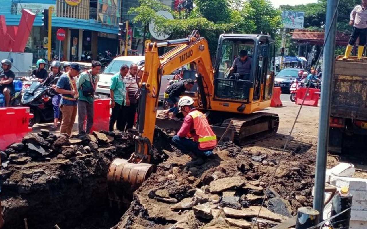 Perbaikan pipa PDAM Permuda Tugu Tirta yang berada di Jalan Ranugrati, Kota Malang. 