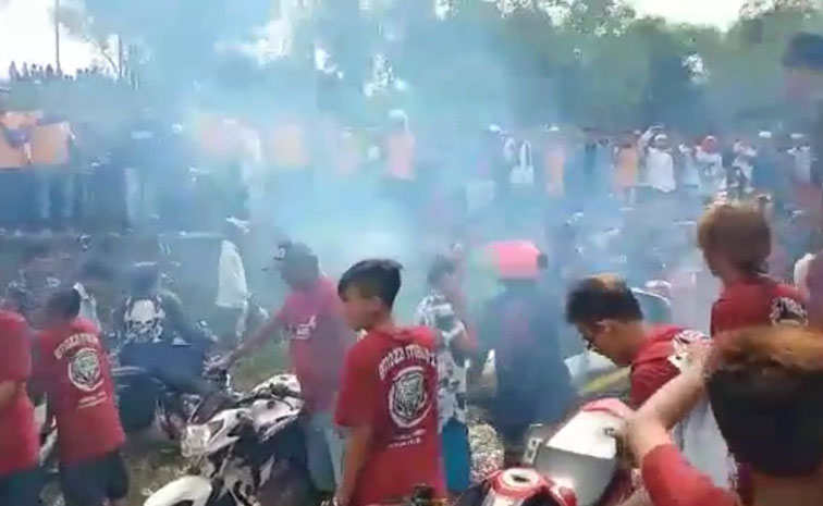 Pesta petasan lebaran ketupat antar pemuda di Desa Buker berakhir tawuran.
