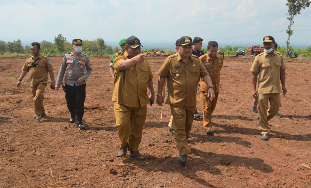 Plt Bupati Nganjuk Marhaen Djumadi saat meninjau langsung lahan yang akan digunakan untuk pembangunan permukiman warga terdampak longsor di Desa Selopuro, Rabu (25/5/2022).