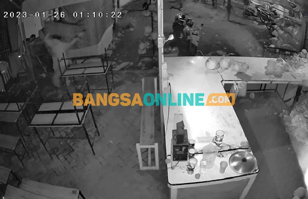 Tangkapan layar aksi pengerusakan warkop yang berada di Keputih, Surabaya, oleh anggota pencak silat. Foto: Rusmiyanto/BANGSAONLINE.com