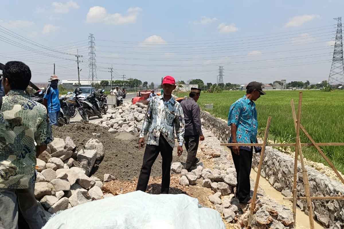 Petani di Tuban saat melakukan protes terhadap pengerjaan Drainase Permanen