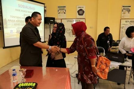 Wakil Wali Kota Surabaya Wisnu Sakti Buana menyalami peserta sosialisasi HAM, Selasa (11/3/2014). foto:humas