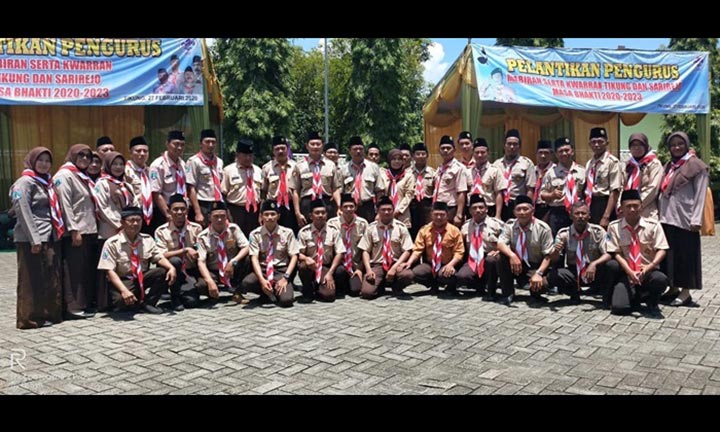 Yuhronur Efendi foto bersama Pengurus Ranting Pramuka Tikung dan Sarirejo.