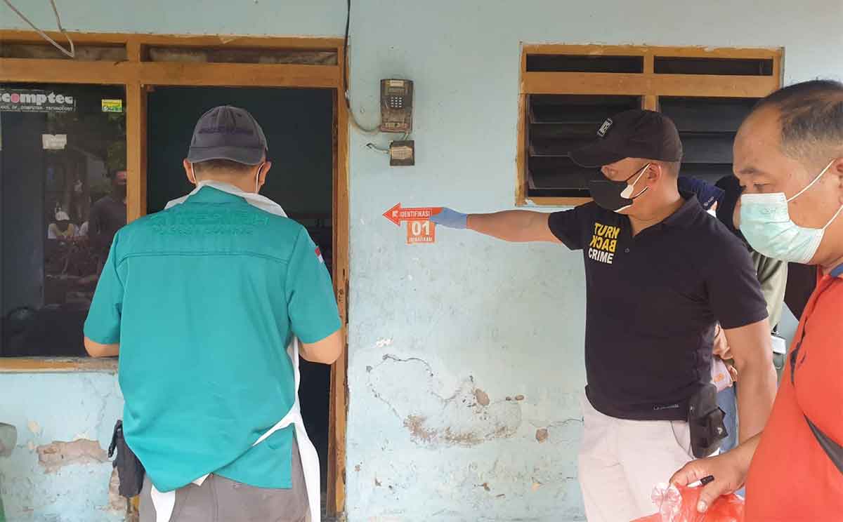 Petugas saat melakukan olah TKP penemuan mayat di Desa Sepande, Kecamatan Taman, Sidoarjo.