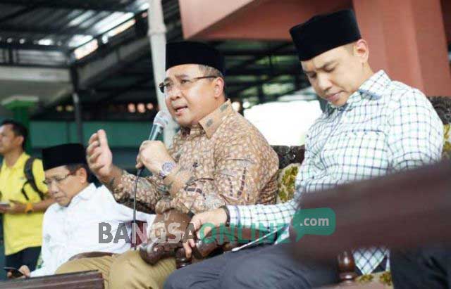 Menteri Desa, Pembangunan Daerah Tertinggal, dan Transmigrasi Eko Putro Sandjojo, di Ponpes Manbaul Ma