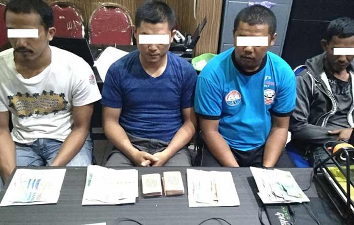 Tersangka perangkat desa yang ditangkap karena berjudi. 