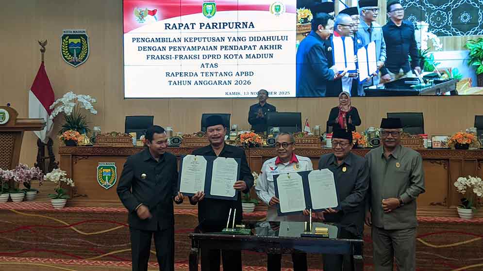DPRD Kota Madiun dan Wali Kota Madiun menunjukkan hasil rapat yang telah di tandatangani. Foto: Hendro Suhartono/Bangsaonline.