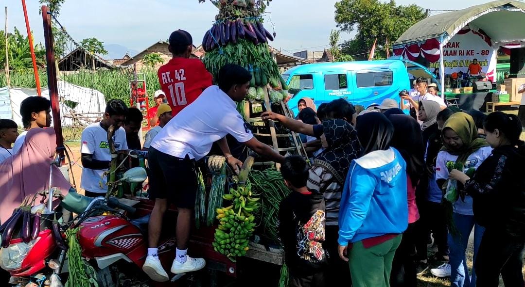 Panitia saat membagikan sayur dan buah-buahan kepada warga. (Ist). 
