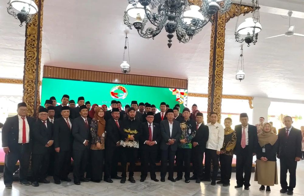 Bupati Sumenep Achmad Fauzi Wongsojudo (pakai blangkon) berfoto bersama pengurus Dekopinda Kabupaten Sumenep di Pendopo Agung