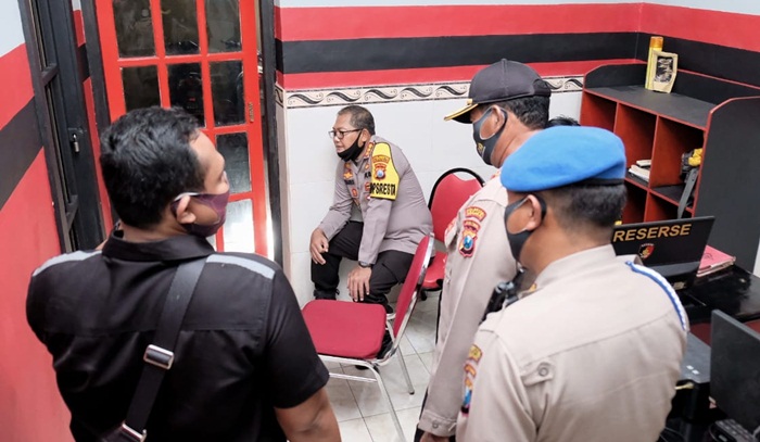 Kapolresta Sidoarjo saat menginterograsi pelaku di balik jeruji besi Polsek Tanggulangin.
