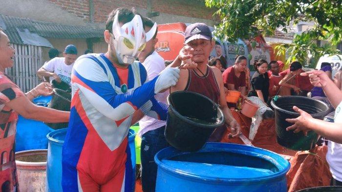 Cuti perang lawan monster, Ultraman pilih salurkan bantuan air bersih di Kecamatan Kembangbahu, Lamongan.
