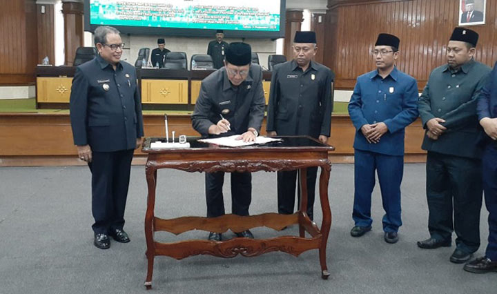 Bupati Tuban, H Fathul Huda menandatangani RAPBD 2020 disaksikan Wabup dan Pimpinan DPRD.