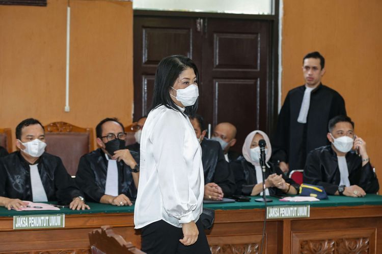 Putri Candrawathi saat mengikuti sidang vonis dirinya dalam kasus dugaan pembunuhan berencana Nofriansyah Yosua Hutabarat atau Brigadir J di Pengadilan Negeri (PN) Jakarta Selatan, Senin (13/2/2023). Foto: kompas