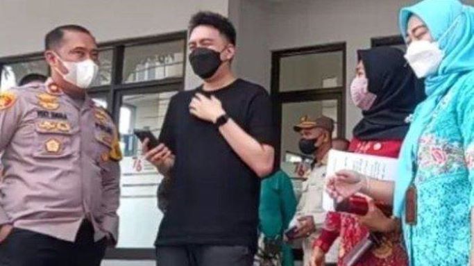 Sergio, pemilik Restoran Babiambo, akhirnya diperiksa aparat kepolisian Polsek Kelapa Gading Jakarta Utara. Foto: istimewa