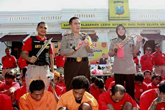 Kapolrestabes Surabaya saat merilis 73 tersangka