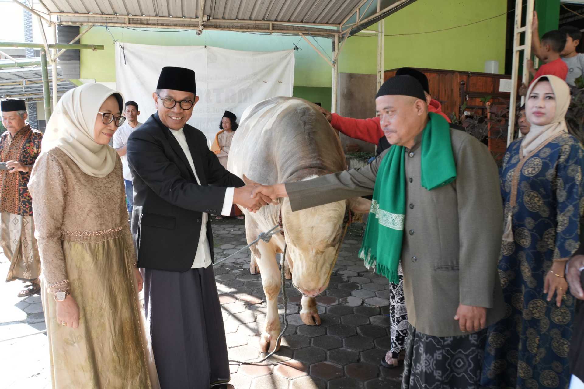 Penyerahan simbolis sapi kurban Presiden oleh Wali Kota Batu