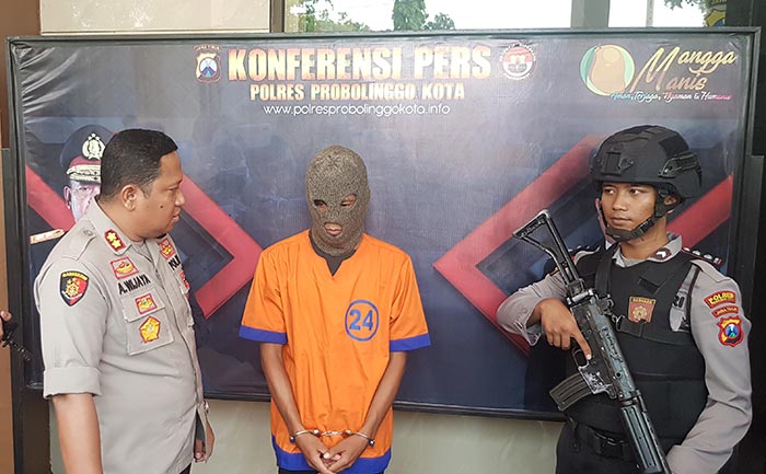 Kapolres Probolinggo Kota AKBP Ambariyadi Wijaya saat merilis tersangka di mapolres.