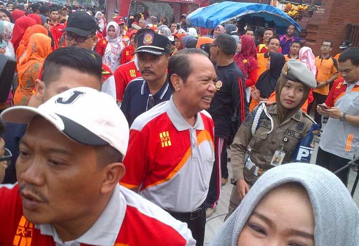 Wali Kota Masud Yunus saat memberangkatkan peserta jalan sehat di depan kantor Pemkot Mojokerto, Jumat (24/11) lalu. foto: YUDI EP/ BANGSAONLINE