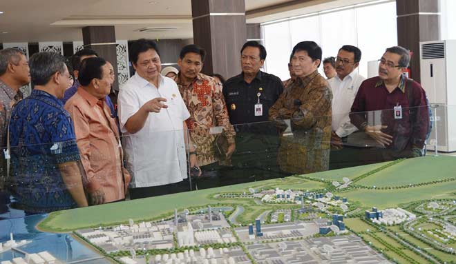 Menperin RI, Airlangga Hartanto ketika melihat maket HIIPE. foto: SYUHUD/ BANGSAONLINE