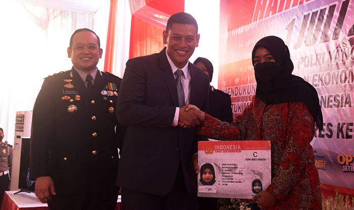 Wali Kota Kediri, Abdullah Abu Bakar, didampingi Kapolres Kediri Kota, AKBP Wahyudi, saat menyerahkan SIM C gratis secara simbolis kepada warga yang berulang tahun pada tanggal 1 Juli. Foto: Ist
