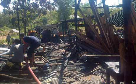 LUDES - Toko mebel di Sampang rata dengan tanah usai dilalap si jago merah. (foto: bahri/BANGSAONLINE)