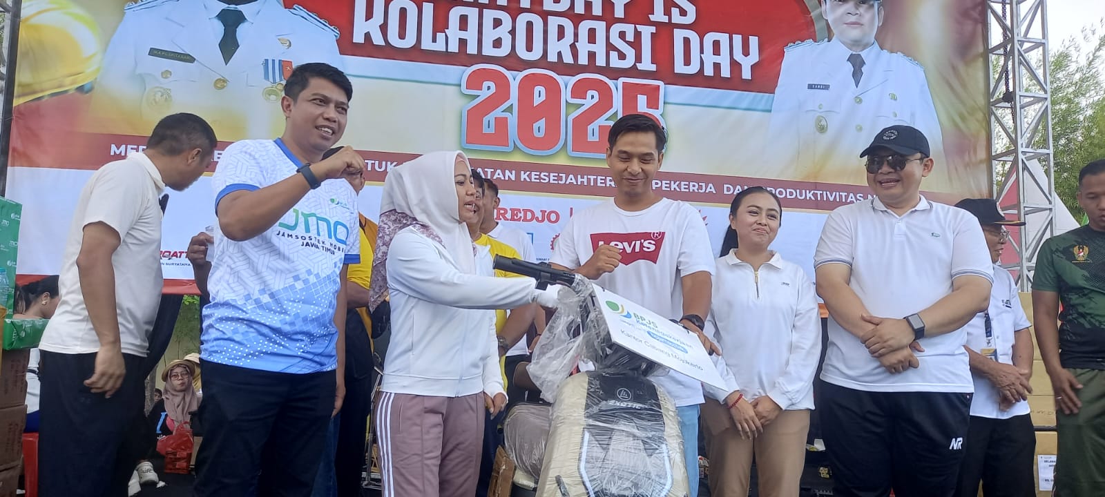 Wali Kota Mojokerto, Ning Ita saat menyerahka hadiah jalan santai