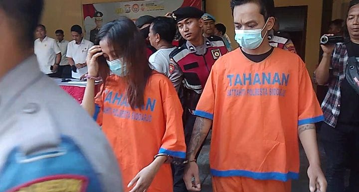 Kedua pelaku saat dihadirkan di Mapolresta Sidoarjo