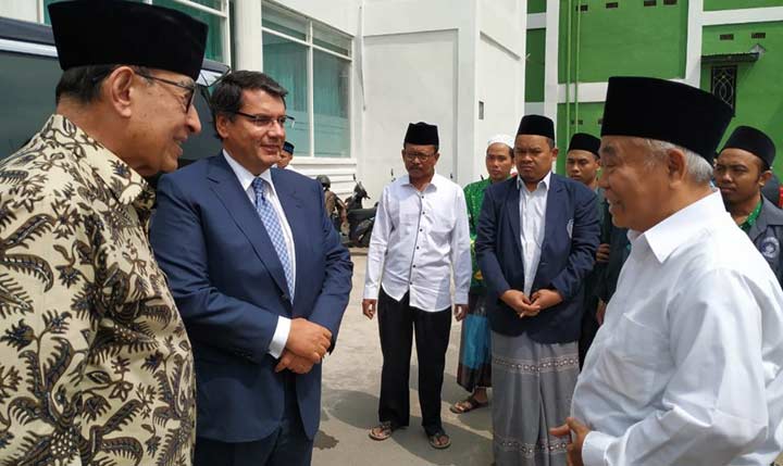 Dr Alwi Shihab mendengarkan penjelasan Dr KH Asep Saifudin Chalim tentang pendirian dan perkembangan Pondok Pesantren Amanatul Ummah Pacet Mojokerto Jawa Timur. foto: istimewa/ BANGSAONLINE.COM