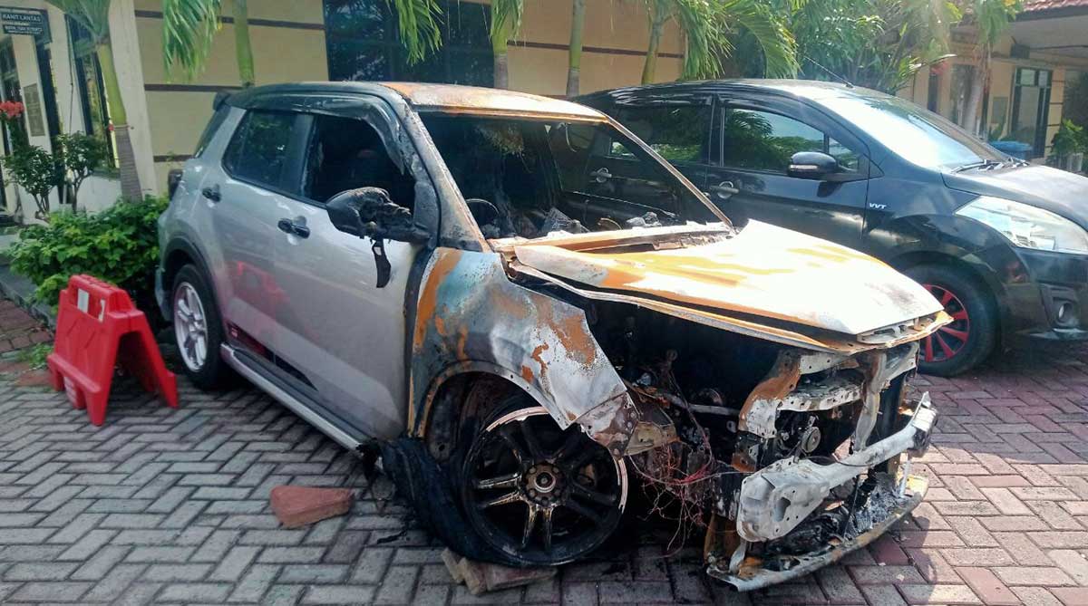 Mobil jenis Toyota Raize yang terbakar di Mapolsek Mulyorejo.