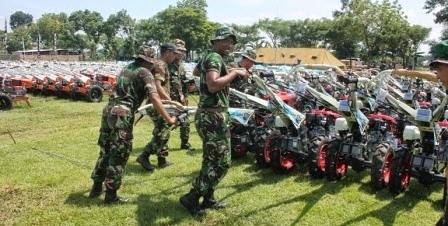 Pembagian traktor di Ngawi. (foto: sinarngawi)