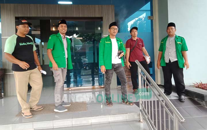 Saad Muafi saat keluar dari Kantor Pemkab Pasuruan.