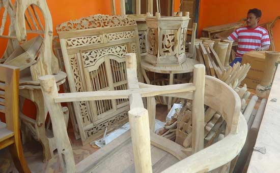 KUWALAHAN. Perajin souvenir kayu jati di Bojonegoro kuwalahan penuhi pesanan pada saat Bulan Suci Ramadan ini. Foto: Eky Nurhadi/BANGSAONLINE
