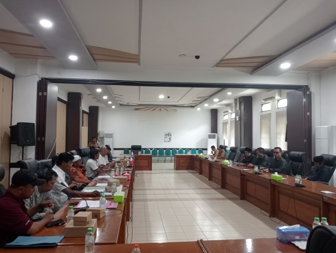 Audiensi Komisi I DPRD Kabupaten Pasuruan dengan aliansi poros tengah