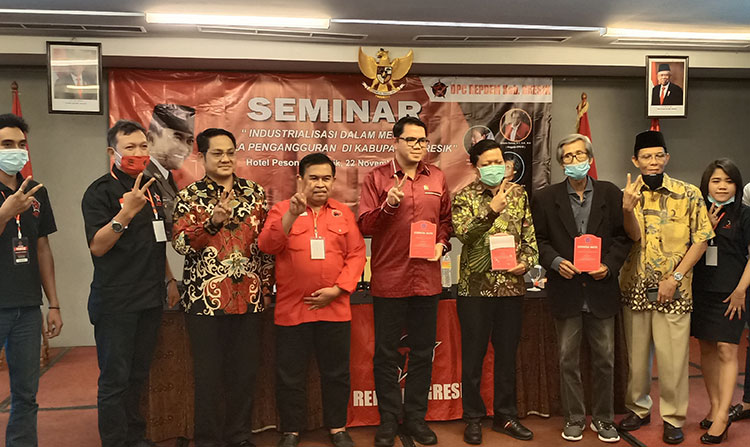 Arteria Dahlan (lima dari kiri) usai mengisi seminar di Kabupaten Gresik. (foto: SYUHUD/ BANGSAONLINE)