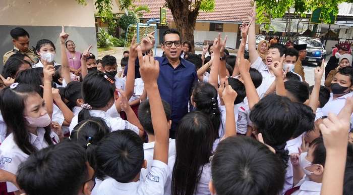 Pj Wali Kota Mojokerto, Ali Kuncoro dekati siswa-siswi sekolah dasar sosialisasikan pentingnya persatuan. 