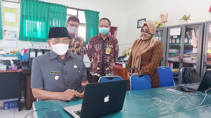 VIRTUAL: Pj Bupati Hudiyono melihat sistem pembelajaran daring, di SMPN 1 Sidoarjo, Kamis (21/1). foto: istimewa