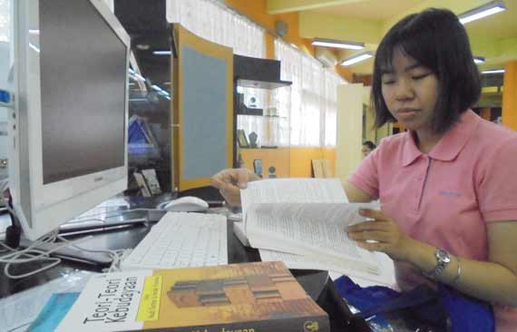 Alberta Natasia Adji, cerpenis Surabaya yang tertantang mengikuti program fast track di FIB Unair. foto: devi fitri afriyanti/BANGSAONLINE