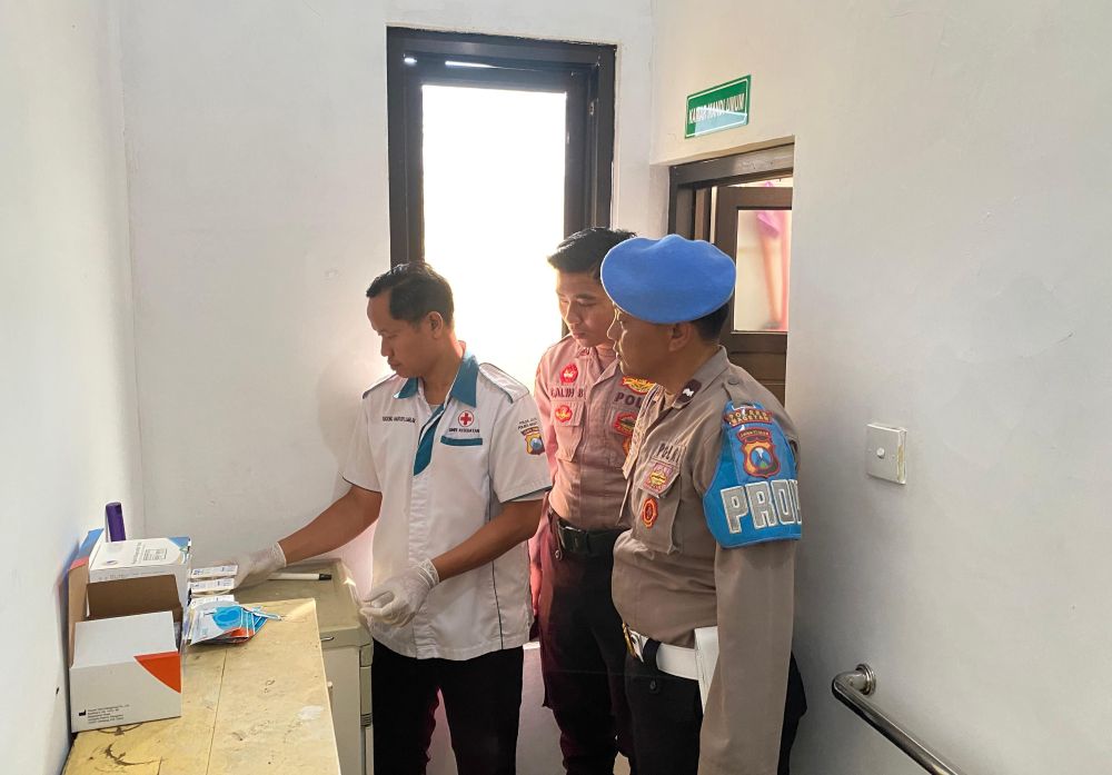  Petugas Dokkes didampingi Propam Polews Magetan lakukan tes urine