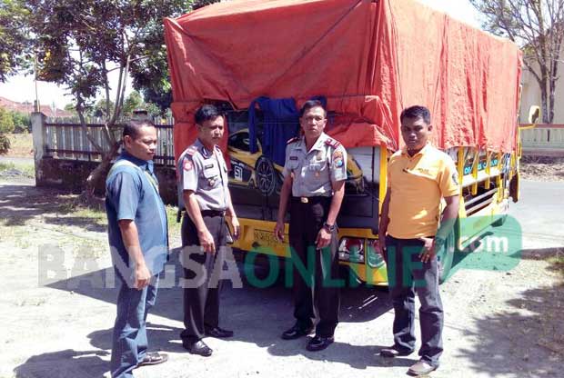Truk bermuatan kayu jati yang diduga hasil curian saat diamankan petugas. foto: AKINA/ BANGSAONLINE