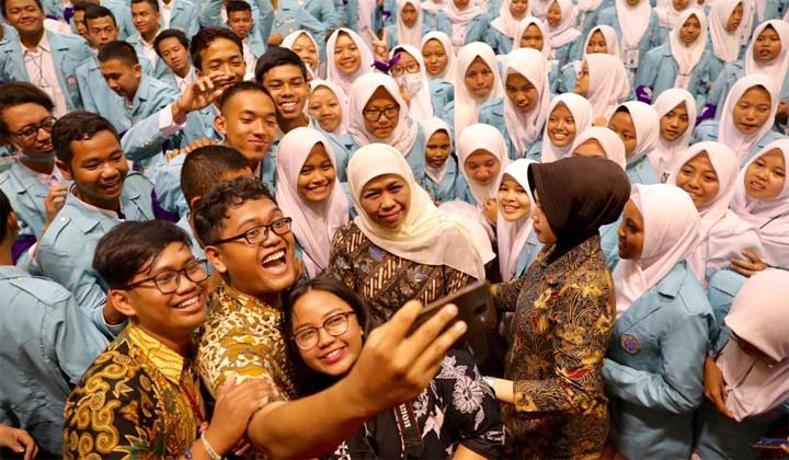 Gubernur Khofifah usai memberikan Kuliah Umum Pengenalan Kehidupan Kampus bagi Mahasiswa Baru (PKKMB) yang dilaksanakan di Auditorium G.P.H. Haryo Mataram, SH, Universitas Sebelas Maret, Solo, Jawa Tengah. foto: ist