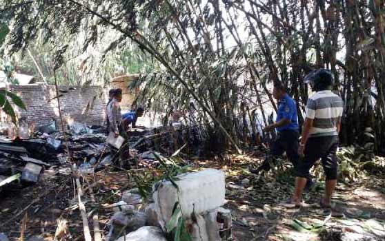 Petugas kepolisian saat melakukan olah TKP d ilokasi gudang yang terbakar. foto: dendi martoni/BANGSAONLINE