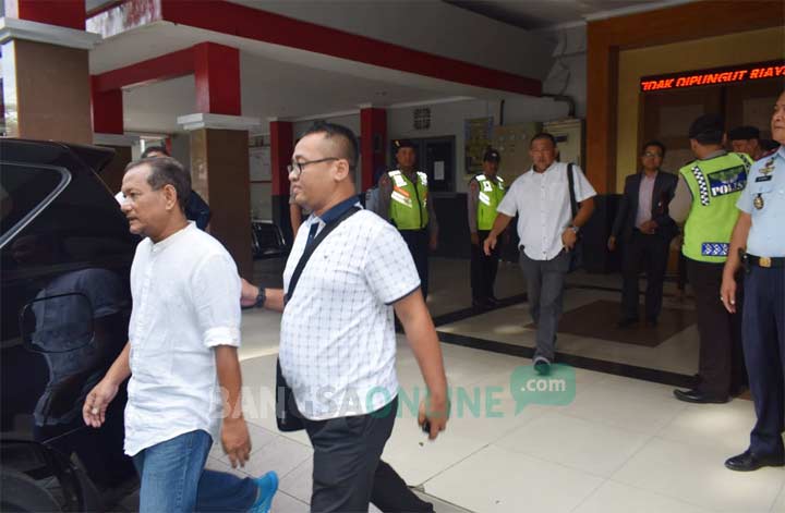 Vigit (kiri) digiring ke mobil untuk menjalani pemerikaan di Mapolda Jatim.