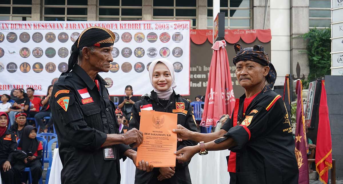 Penyerahan akta dan SK Pengurus Dewan Kesenian Jaranan Kota Kediri Wahyu Krida Budaya. Foto: Ist